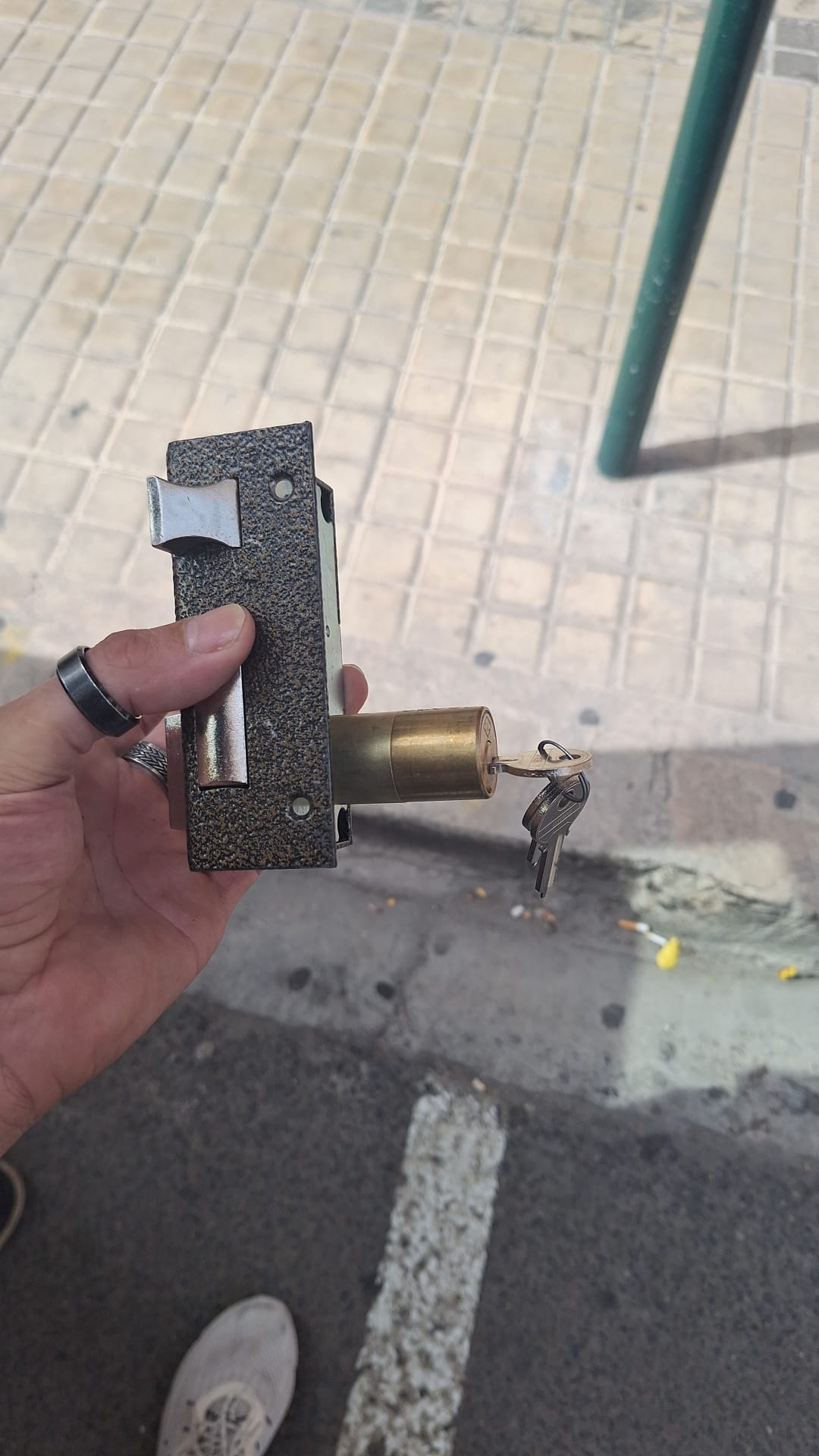 Cerrojo extraído tras apertura no destructiva