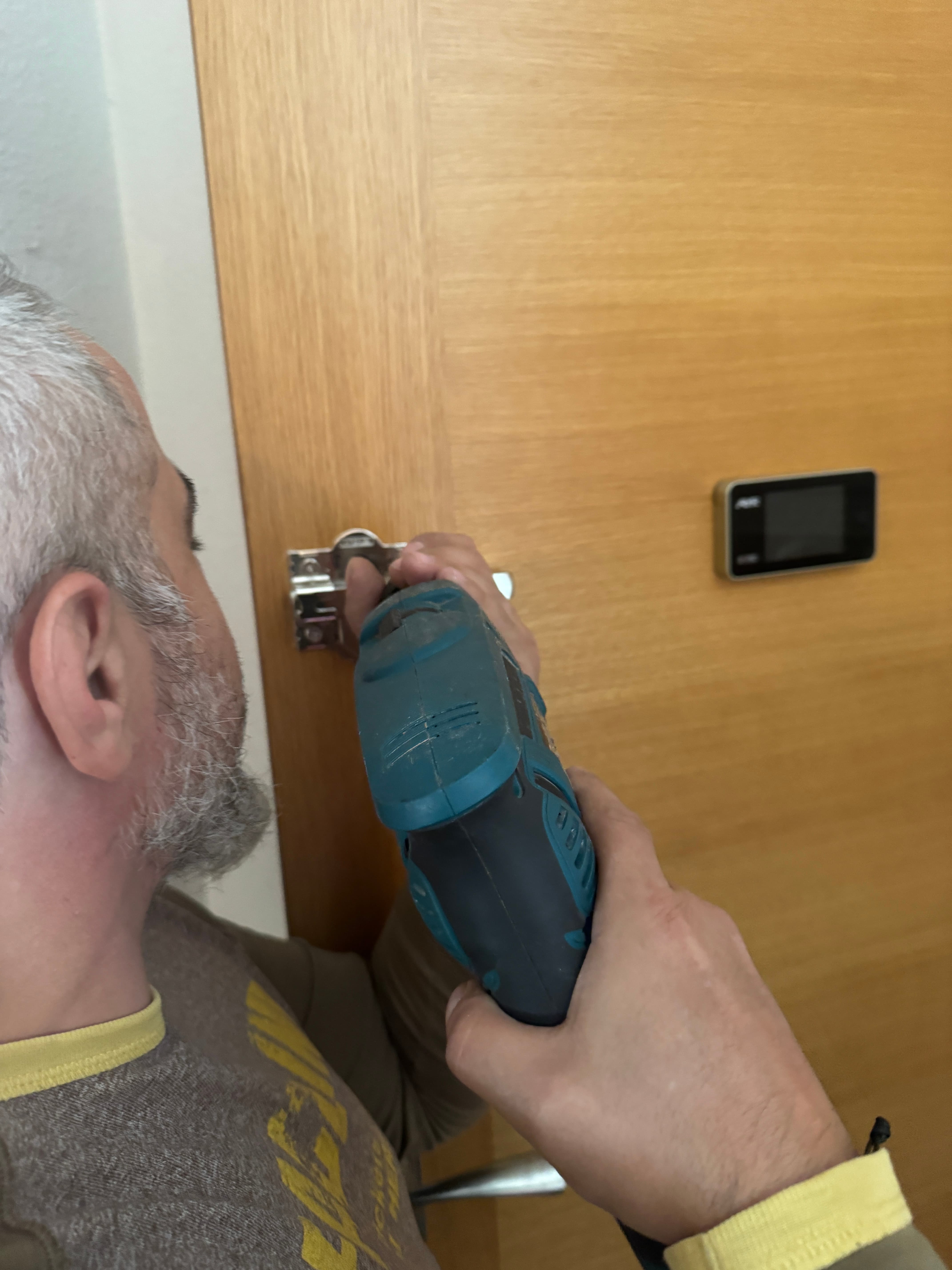 Técnico instalando cerradura inteligente en Burjassot Valencia