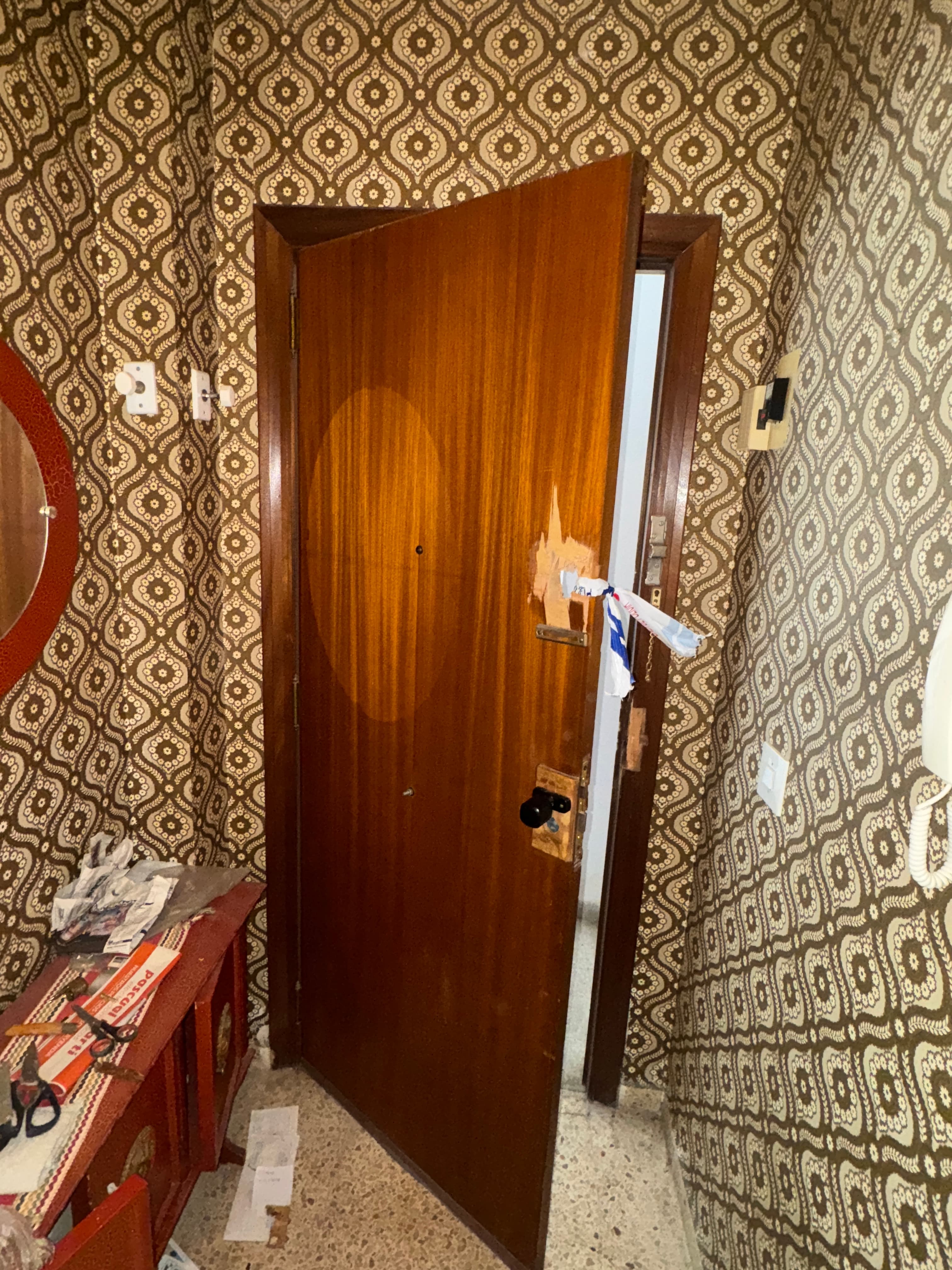 Puerta con cerradura forzada antes de la apertura en Burjassot